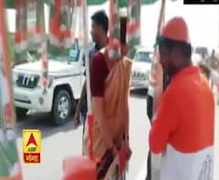 प्रियंका गांधी ने साइकिल सवार कांग्रेस समर्थक के लिए काफिला रुकवाया