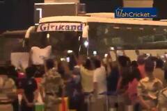 World Cup 2019: इंग्लैंड रवाना हुई टीम इंडिया, विराट-धोनी-पांड्या सब आए नज़र