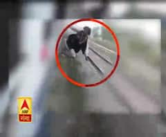 चलती ट्रेन में स्टंट कर रहा था अधेड़, वीडियो वायरल, लोगों ने की जमकर पिटाई