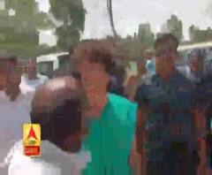 चाय पी रहे कांग्रेस कार्यकर्ताओं को प्रियंका ने डांटा, कहां- गांव में जाकर करो प्रचार
