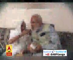 मां के कदमों में मोदी 