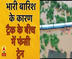 मुंबई: भारी बारिश के बाद बीच में फंसी महालक्ष्मी एक्सप्रेस ट्रेन ।