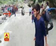 यहां बल्ली के सहारे नदी पार करते हैं लोग