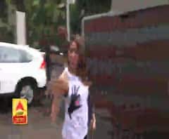 Sara Ali Khan और Varun Dhawan जानते है अपने Fans को खुश रखना।