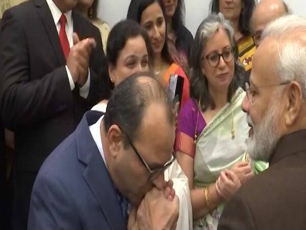 पीएम मोदी का हाथ चूमने लगा कश्मीरी, हुआ भावुक