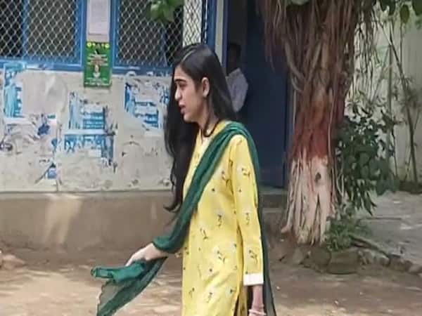 Aishwarya Rai Leaves With Watery Eyes From Rabri Devis House - 