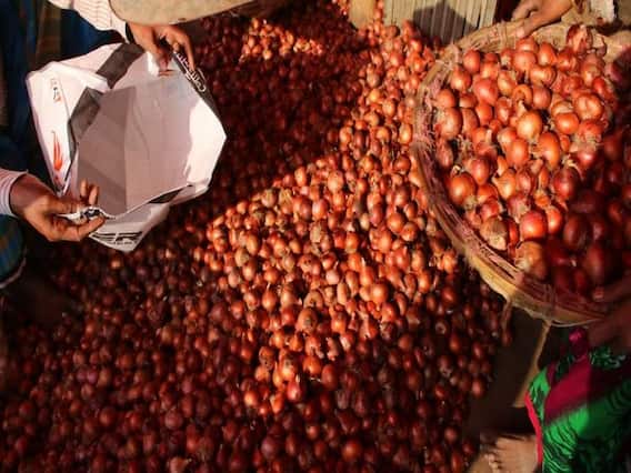 देश के इस हिस्से में प्याज के दाम हुए आधे, आधी रात से लाइन में लगे लोग