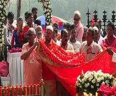 Balasaheb Thackeray | भगवी चादर अर्पण करून मुस्लिम बांधवांची बाळासाहेबांना आदरांजली | ABP Majha