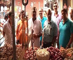 পেঁয়াজের মূল্যবৃদ্ধি: লেক মার্কেটে এনফোর্সমেন্ট ব্রাঞ্চ ও টাস্ক ফোর্স, কথা কাটাকাটি বিক্রেতাদের সঙ্গে