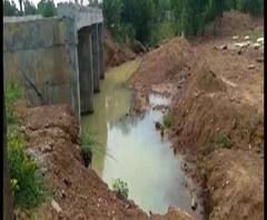 Reporter Stories: কাঁকসায় অর্ধসমাপ্ত হয়ে পড়ে রয়েছে সংযোগকারী সেতু, দুর্ভোগ গ্রামবাসীদের