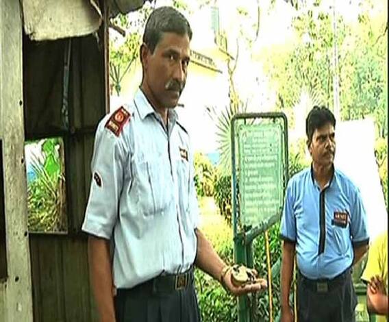 লেক গার্ডেন্স স্টেশনের কাছে রবীন্দ্র সরোবরের তিন নম্বর গেটের তালা ভাঙার অভিযোগ