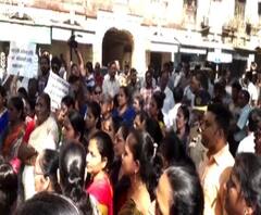 Girgaon, Mumbai | गिरगावात शिवसेनेच्या आंदोलनावर नागरिकांच्या प्रतिक्रिया | ABP Majha