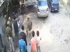 Viral Video: देवरिया के डीएम ने व्यापारी को मारा थप्पड़