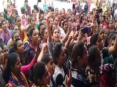 ભાવનગરઃ ગાંધી મહિલા કોલેજની વિદ્યાર્થિનીઓએ રસ્તા પર કર્યો ચક્કાજામ, જુઓ વીડિયો