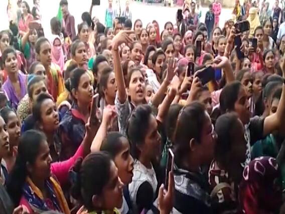 ભાવનગરઃ ગાંધી મહિલા કોલેજની વિદ્યાર્થિનીઓએ રસ્તા પર કર્યો ચક્કાજામ, જુઓ વીડિયો