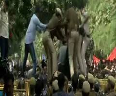 ফি বৃদ্ধির প্রতিবাদে পথে জেএনইউ-এর পড়ুয়ারা, সংসদ পর্যন্ত পদযাত্রা থামাল পুলিশ 