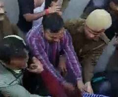 জেএনইউতে ফি বৃদ্ধির প্রতিবাদে পথে পড়ুয়ারা, লাঠিচার্জ পুলিশের