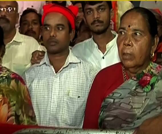 Fisherman Reaction | कोस्टल रोड प्रकल्पावरुन उद्धव ठाकरेंच्या शपथविधी सोहळ्याला आलेले कोळी बांधव काय म्हणाले? | ABP Majha