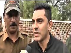 Sadhvi Pragya को लेकर Tehseen Poonawalla का संसद के बाहर प्रदर्शन, घसीट कर ले गई पुलिस 