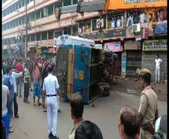 ডোমজুড়ে বেসরকারি বাস উল্টে কনডাক্টরের মৃত্যু, আহত ১৯