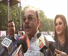 ইডেনে টেস্ট দেখতে শোভন চট্টোপাধ্যায় ও বৈশাখী বন্দ্যোপাধ্যায়