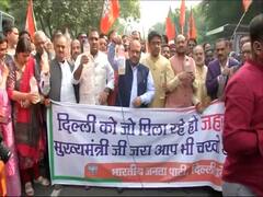 दिल्ली पानी विवाद: CM केजरीवाल के घर के बाहर BJP कार्यकर्ताओं ने किया विरोध प्रदर्शन