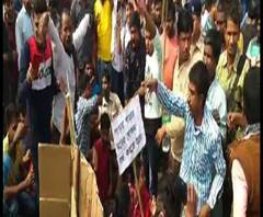 Reporter Stories: পাড়ায় পাড়ায় মদের ঠেক, পূর্ব মেদিনীপুরে পথ অবরোধ করে বিক্ষোভ এলাকার মহিলাদের