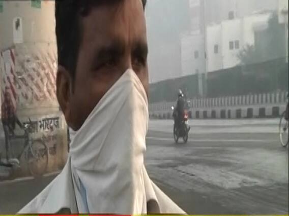 Delhi Pollution: जहरीली धुंध में बिना मास्क के झाड़ू लगाते मिले सफाई कर्मचारी