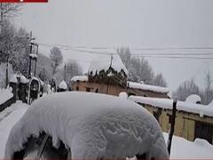 देश के पहाड़ी इलाकों में बर्फबारी शुरू, सैलानी उठा रहे हैं लुत्फ, मैदानी इलाकों में बढ़ेगी ठंड