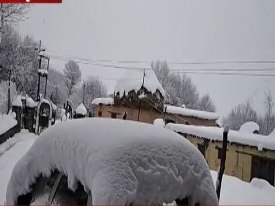 देश के पहाड़ी इलाकों में बर्फबारी शुरू, सैलानी उठा रहे हैं लुत्फ, मैदानी इलाकों में बढ़ेगी ठंड