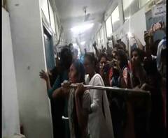 ফি বৃদ্ধি, কয়েকজন অশিক্ষক কর্মীর বিরুদ্ধে দুর্ব্যবহারের অভিযোগ, দক্ষিণেশ্বরের হীরালাল মজুমদার স্মৃতি মহাবিদ্যালয়ে ছাত্রীদের তাণ্ডব