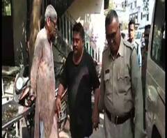 Reporter Stories: অস্ত্রসহ গ্রেফতার রিষড়ার মণ্ডল সভাপতি, প্রতিবাদে আদালত চত্বরে তৃণমূলের বিক্ষোভ