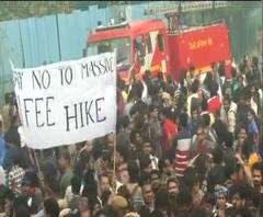 বেতন বৃদ্ধির প্রতিবাদে উত্তাল জেএনইউ, বিশ্বভারতী চত্বরে পোস্টার নিয়ে ডিএসও-র বিক্ষোভ- খবর ফটাফট 