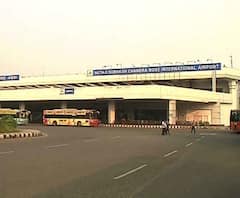 বিমানে অসুস্থ যাত্রী, জরুরি অবতরণ এয়ার এশিয়ার উড়ানের