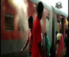 অসমগামী দূর পাল্লার ট্রেনে আগুন-আতঙ্ক, কামরার নিচ থেকে ধোঁয়া