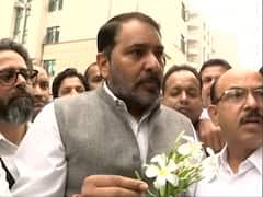 After violent protest, lawyers in Delhi distribute flowers among people outside courts 