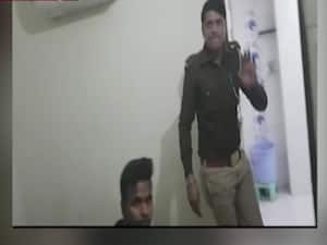 Gorakhpur: Policemen become gangster's slave | Sansani