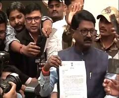 শর্ত মেনে কেন্দ্রীয় মন্ত্রিসভা থেকে ইস্তফা শিবসেনা সাংসদের, আদিত্যর নামে আপত্তি থাকায় মুখ্যমন্ত্রী হতে পারেন উদ্ধব 