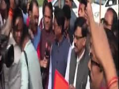 संसद परिसर में Shiv Sena का धरना