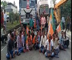 রায়গঞ্জে বিজেপির পতাকা ছিঁড়ে, পুড়িয়ে দেওয়ার অভিযোগ তৃণমূলের বিরুদ্ধে