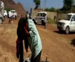 ভিডিওতে দেখুন, কুর্নুলে প্রকল্প পরিদর্শনে গিয়ে মৌমাছির কামড় খেলেন মন্ত্রীমশাই