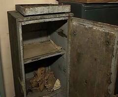 Reporter Stories: সংস্কৃত কলেজ থেকে উদ্ধার প্রাচীন সিন্দুক, উদ্ধার বিদ্যাসাগর, রবীন্দ্রনাথের স্মৃতি বিজড়িত সামগ্রী