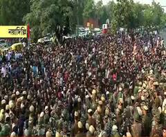 ফি বৃদ্ধির প্রতিবাদে অগ্নিগর্ভ জেএনইউ, সমাবর্তনের দিন পড়ুয়াদের বিক্ষোভ, ৬ ঘণ্টা ক্যাম্পাস আটকে পড়েন কেন্দ্রীয় মানবসম্পদ উন্নয়নমন্ত্রী