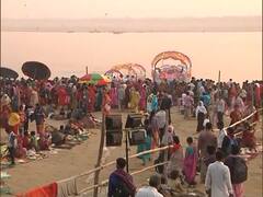Kartik Purnima के मौके पर Varanasi में जुटे श्रद्धालु, गंगा में लगा रहे आस्था की डुबकी
