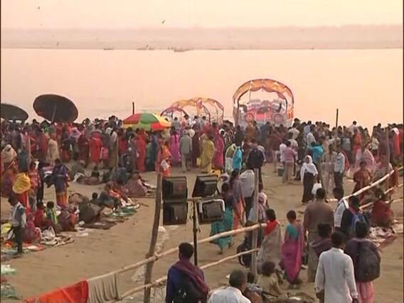 Kartik Purnima के मौके पर Varanasi में जुटे श्रद्धालु, गंगा में लगा रहे आस्था की डुबकी