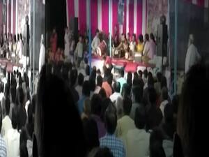 Gujarati bhajan singer thrashed on stage by audiences | Sansani 
