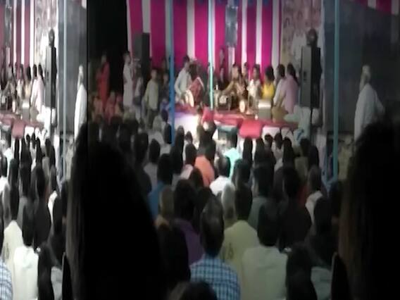 Gujarati bhajan singer thrashed on stage by audiences | Sansani 