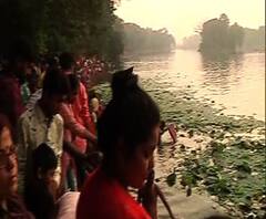 রবীন্দ্র সরোবরে ছটপুজো: পরিবেশ আদালতের নিষেধাজ্ঞাকে উপেক্ষা, ফাটল শব্দবাজি, বাজল ব্যান্ড