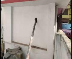 যশোর রোডের কাছে বিদ্যুতের লাইন পাতার সময় বাড়ির ছাদ ভেদ করে ঢুকে গেল ড্রিল মেশিনের ফলা