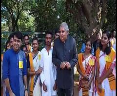 সমাবর্তন অনুষ্ঠান উপলক্ষ্যে শান্তিনিকেতনে রাজ্যপাল, পড়ুয়াদের সঙ্গে তুললেন ছবি –এক ঝলকে 